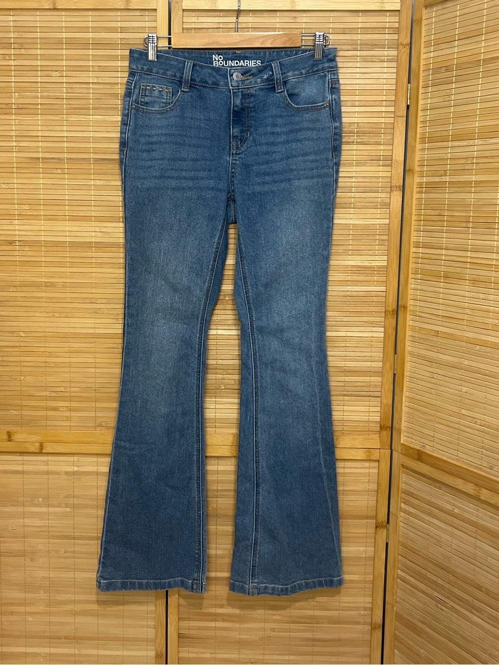 No Bounderies flared denim jeans  Y2K embroidered back flap pockets woman’s 4